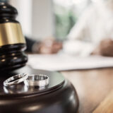 離婚で弁護士に依頼する最適なタイミングは？相談の流れや費用も解説