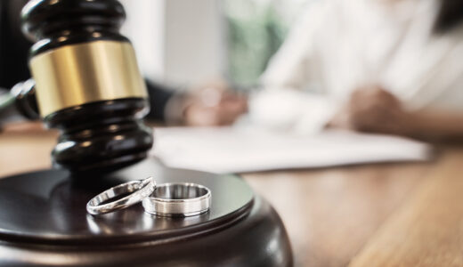 離婚で弁護士に依頼する最適なタイミングは？相談の流れや費用も解説