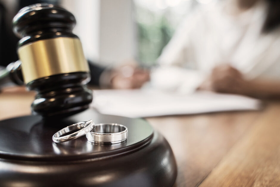 離婚で弁護士に依頼する最適なタイミングは？のアイキャッチ