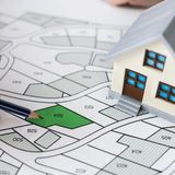 勝手に土地を売られたらどうする？状況別の法的効力と対処法を解説