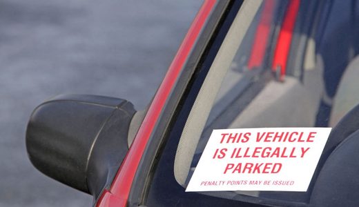 人の家の前に路駐されたら？違法性の判断と警察通報など正しい対処法