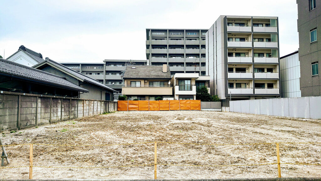 未登記物件の建て替えにおける手続きのポイントをまとめるイメージ